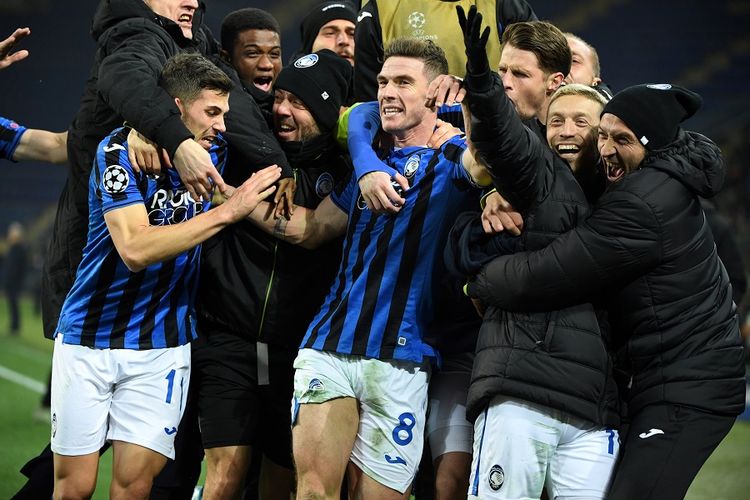 Bek Atalanta Robin Gosens merayakan gol dengan rekan setimnya dalam pertandingan Grup C Liga Champions antara Shakhtar Donetsk vs Atalanta di Stadion Metallist di Kharkiv pada 11 Desember 2019. 