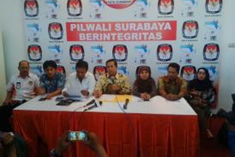 Ketua KPU Surabaya memberikan keterangan pers soal penambahan waktu pendaftaran calon pasangan pilwali Surabaya.