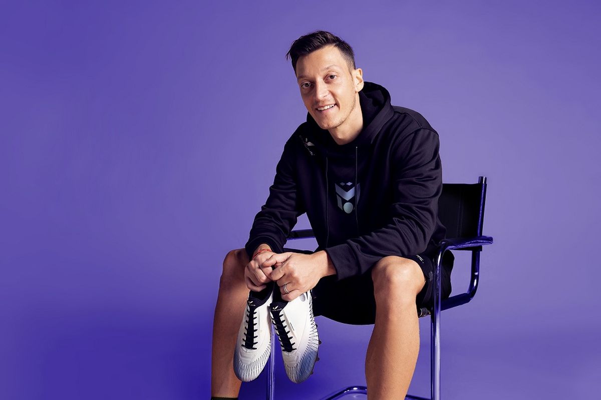 Pesepak bola kenamaan asal Jerman Mesut Oezil akan datang ke Indonesia dalam rangka kolaborasi dengan salah satu brand olahraga asal Inggris, Concave.