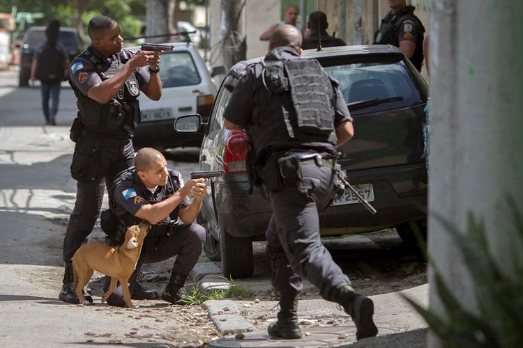 Polisi terlibat baku tembak dengan kelompok bersenjata di Cidade de Deus favela, Rio de Janeiro, Brasil, pada Kamis (1/2/2018) (AFP/Mauro Pimentel)
