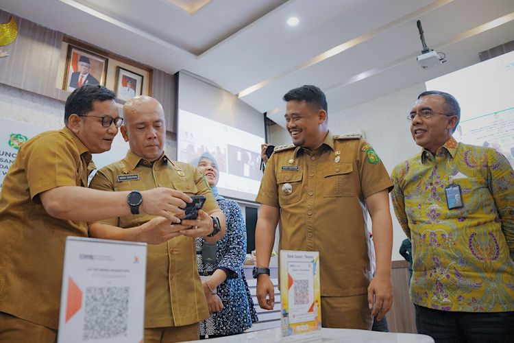 Wali Kota Medan Bobby Nasution bersyukur Pemerintah Kota (Pemkot) Medan dalam acara Penerapan Kartu Kredit Pemerintah Daerah (KKPD) dalam Pelaksanaan Belanja Daerah di Balai Kota Medan, Senin (5/12/2022).
