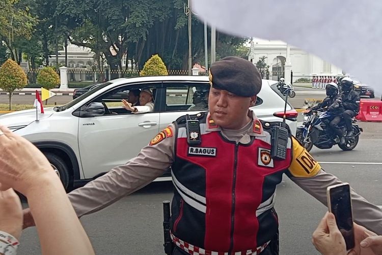 Paus Fransiskus kembali menyapa para warga dan umatnya saat keluar dari kawasan Istana Merdeka, Jakarta Pusat pada Rabu (4/9/2024). 