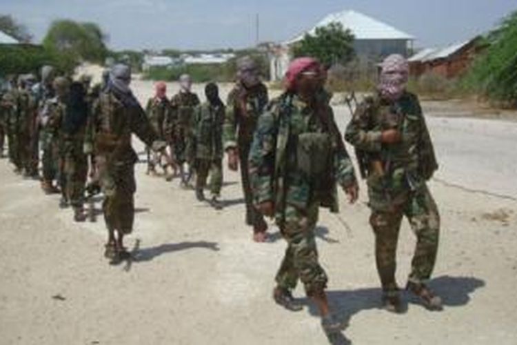 Anggota kelompok militan Al Shabab Somalia berpatroli di luar kota Mogadishu. Foto di ambil pada 5 Maret 2012. 