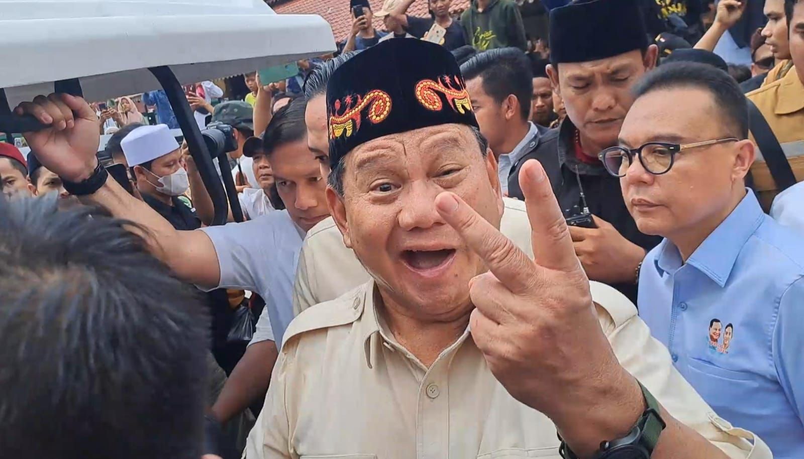 Senyum dan Salam 2 Jari Prabowo ketika Ditanya soal Format Baru Debat Cawapres...