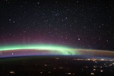 ISS Abadikan Momen 2 Fenomena Cantik dari Bumi dalam Satu Gambar