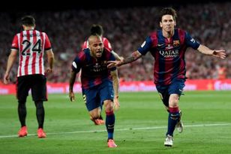 Striker Barcelona, Lionel Messi (kanan) seusai mencetak gol ke gawang Athletic Bilbao pada pertandingan final Copa del Rey di Stadion Camp Nou, Sabtu (30/5/2015). 