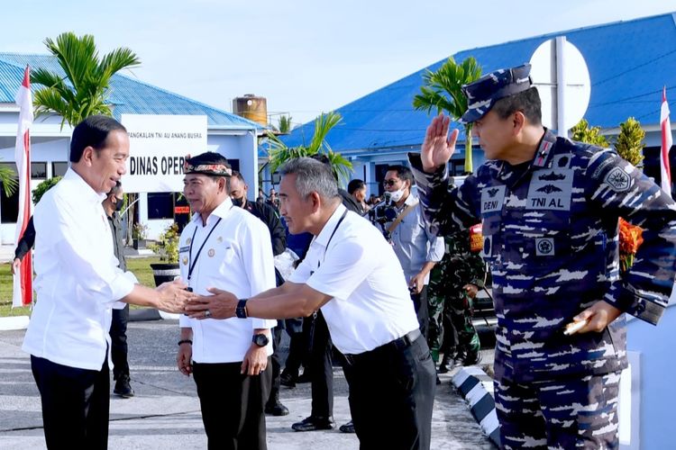 Presiden Joko Widodo saat akan berangkat dari Pangkalan TNI AU Anang Busra, Kota Tarakan, menuju Kabupaten Malinau untuk melakukan groundbreaking PLTA Mentarang Induk pada Rabu (1/3/2023).