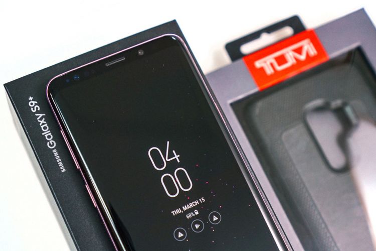 Kotak kemasan Galaxy S9 Plus dan casing Tumi bonus pembelian pre-order.