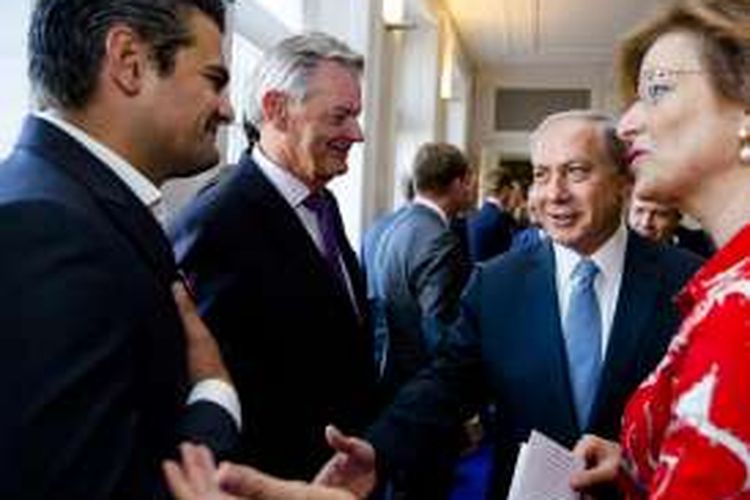 Anggota parlemen Belanda, Tunahan Kuzu, menolak berjabat tanggan dengan Perdana Menteri Israel, Benjamin Netanyahu, yang menyodorkan tangan kepadanya di Den Haag.