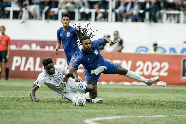 Pemain asing PSIS Semarang Carlos Fortes berebut bola dengan pemain Arema FC Abel Camara saat pertandingan semifinal Piala Presiden 2022 yang berakhir dengan skor 0-2 di Stadion Jatidiri Semarang, Kamis (7/7/2022) sore. Partai pekan ke-19 Liga 1 2022-2023 akan kembali menyajikan duel PSIS vs Arema FC di Stadion Jatidiri, Sabtu (21/1/2023).