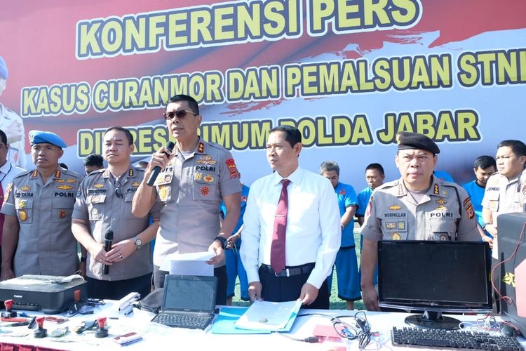 Kapolda Jabar Irjen Pol Rudy Sufahriady didampingi Direskrimum Kombes Samudi dan Kabidhumas Polda Jabar, Kombes Trunoyudo Wisnu Andiko tengah merilis pengungkapan curanmor dan pemalsuan STNK di Mapolda Jabar, Senin (11/11/2019).