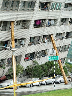 Gempa berkekuatan 6,4 SR di Hualien, Taiwan, pada Selasa (6/2/2018) malam menyebabkan bangunan miring. (AFP/Paul Yang)