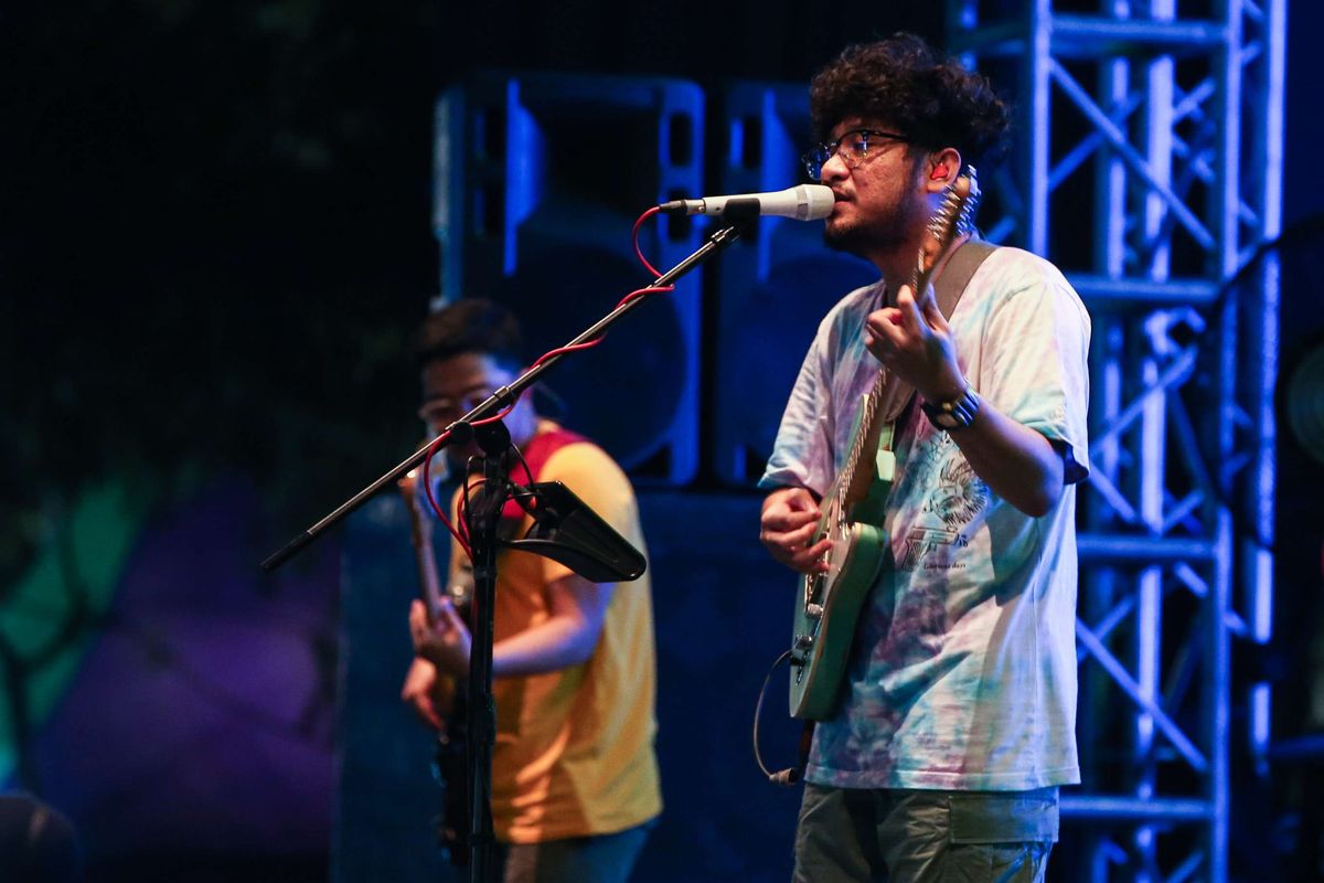 Penyanyi Kunto Aji tampil di hari pertama Synchronize Festival 2019 di JI Expo Kemayoran, Jakarta, Jumat (4/10/2019).