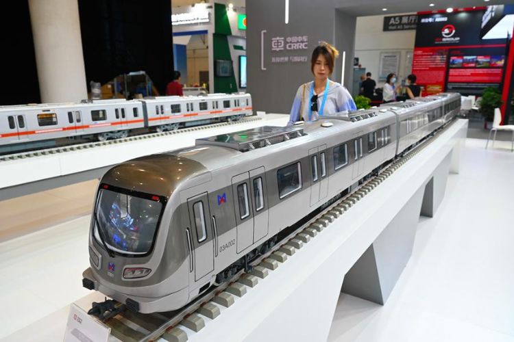 Seorang pengunjung mengamati model kereta Xiamen Metro dalam pameran Revolusi Industri Baru BRICS (BRICS New Industrial Revolution) 2024 di Xiamen, Provinsi Fujian, China Tenggara, pada 10 September 2024