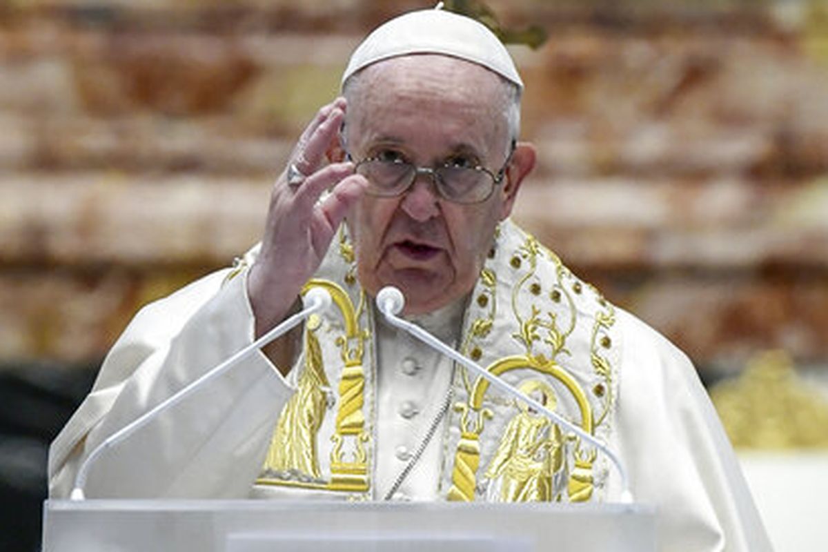 Paus Fransiskus menyampaikan berkat Urbi et Orbi setelah merayakan Misa Paskah di Basilika Santo Petrus di The Vatican Sunday, 4 April 2021, selama pandemi Covid-19 virus corona.