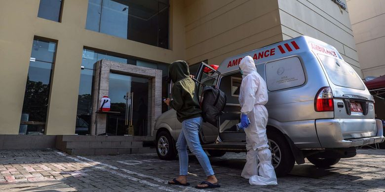 Pasien Covid-19 berstatus Orang Tanpa Gejala (OTG) tiba di U Stay hotel di Mangga Besar, Jakarta Pusat, Selasa (29/9/2020). Ketua Perhimpunan Hotel dan Restoran Indonesia (PHRI) DKI Jakarta, Krisnadi mengatakan sebanyak 4.116 kamar dari 30 hotel di Jakarta siap untuk menampung pasien COVID-19 dengan kategori OTG.