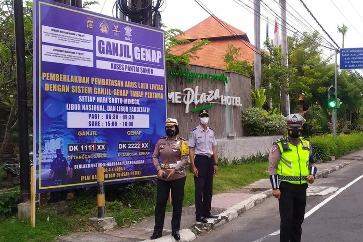 Petugas gabungan melaksanakan operasi ganjil genap di kawasan Sanur, Sabtu (25/9/2021). 