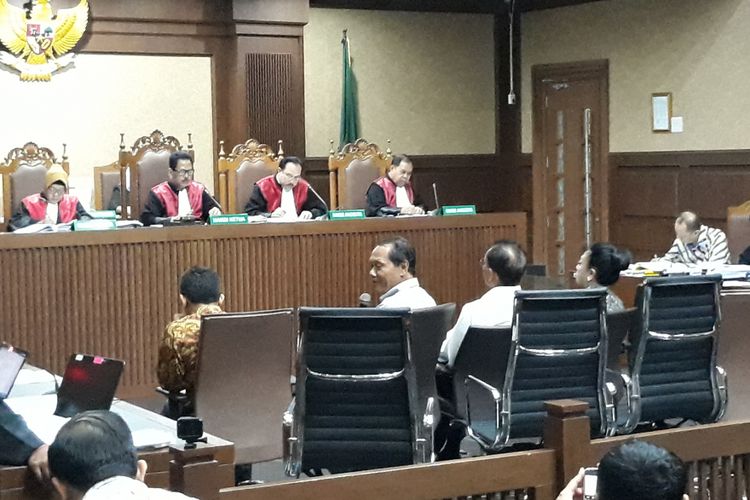 Jaksa KPK menghadirkan mantan pejabat BPPN dan BPK  sebagai saksi dalam persidangan terhadap terdakwa mantan Kepala BPPN Syafrudin Arsyad Temenggung di Pengadilan Tipikor Jakarta, Kamis (26/7/2018).