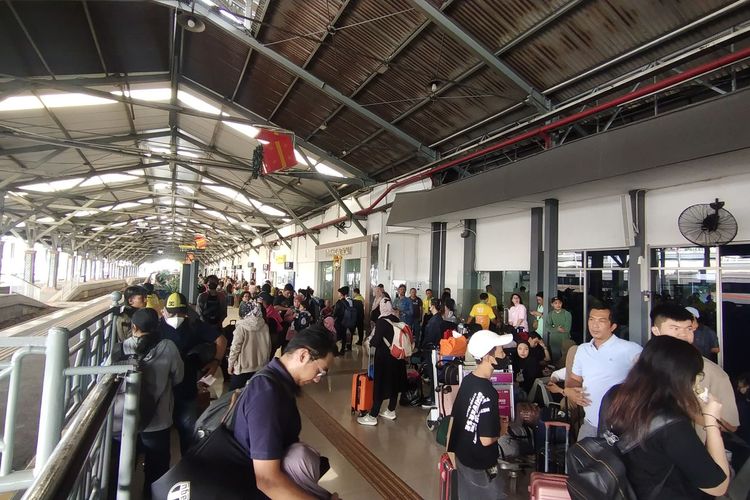 Suasana penumpang KA dari Daop 8 Surabaya di Stasiun Gubeng, Surabaya, Jawa Timur. 