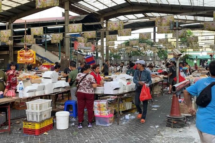 Suasana Sentra Kue Subuh Senen Jaya Blok 5, Jakarta Pusat yang ramai dipadati pedagang dan pembeli, Kamis (12/1/2023). Para pedagang di pasar ini disebut bakal direlokasi ke Blok 1 dan 2 Pasar Senen Jaya pada 10 Februari 2023. 