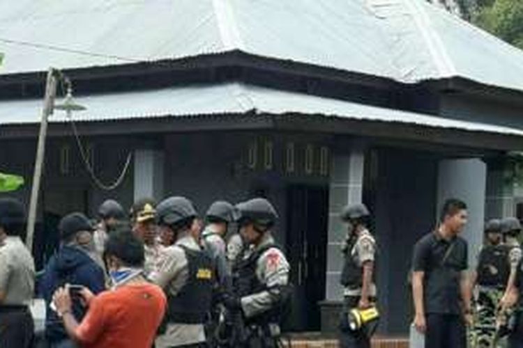 Terduga teroris berinisial Sy (27) ditangkap di rumah orangtuanya di Jalan Deli Tua, dusun 3 Aji Baho, Kecamatan Sibiru-biru, Kabupaten Deli Serdang, Sumatera Utara, Rabu (21/12/2016).