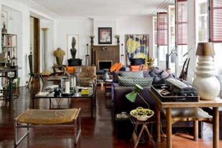 Tampilan rumah di Paris, Prancis, milik desainer fesyen Michel Klein. Barang-barang di rumah ini dikumpulkan dengan penuh kehati-hatian. Hasilnya, Klein memiliki rumah yang penuh dengan barang-barang vintage istimewa.