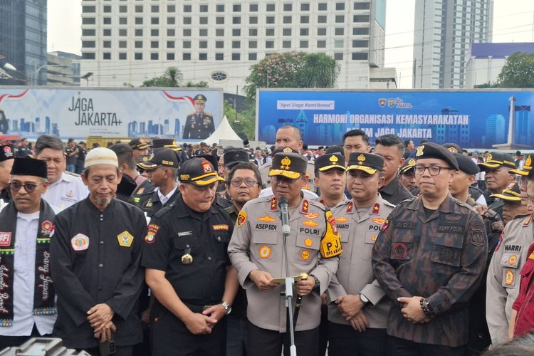 Kapolda Metro Jaya Irjen Pol Asep Edi Suheri dan sejumlah ketua umum ormas saat ditemui di Polda Metro Jaya, Rabu (15/10/2025).