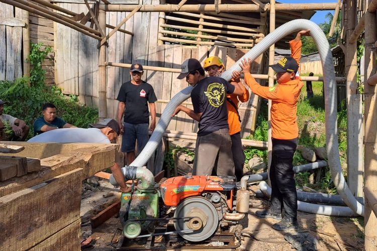 Tim SAR menyiapkan pompa untuk menyedot air yang menggenangi lubang galian tambang emas di Desa Pancurendang, Kecamatan Ajibarang, Kabupaten Banyumas, Jawa Tengah, Jumat (28/7/2023).