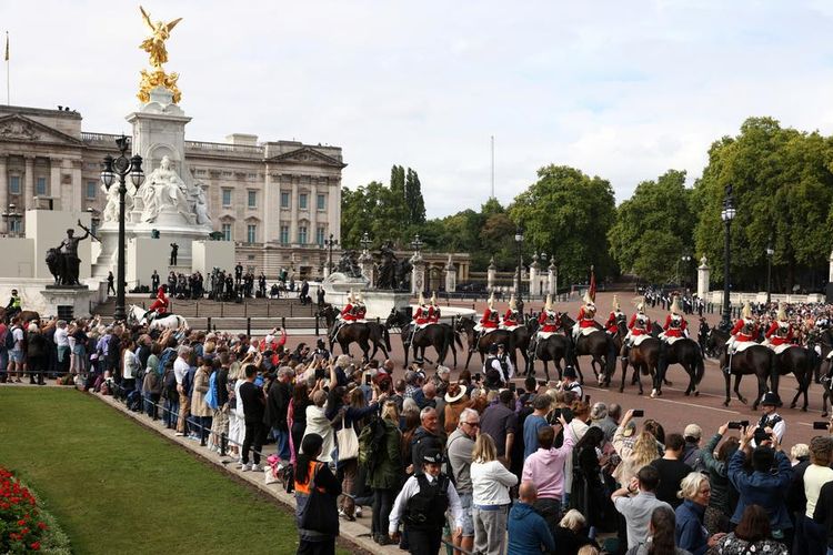 Ribuan orang mengantre untuk menyaksikan prosesi pemindahan peti mati Ratu Elizabeth II.