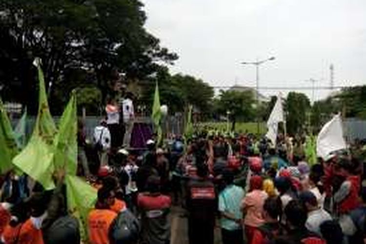 Puluhan buruh Gebrak saat berunjukrasa di kantor Bupati Demak, menuntut UMK Demak tahun 2017 Sebesar Rp.  2.073.837, Jumat ( 21/10/2016)