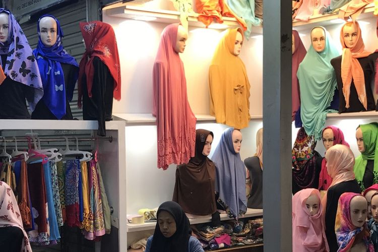 Ragam pilihan jilbab di Pasar Tasik