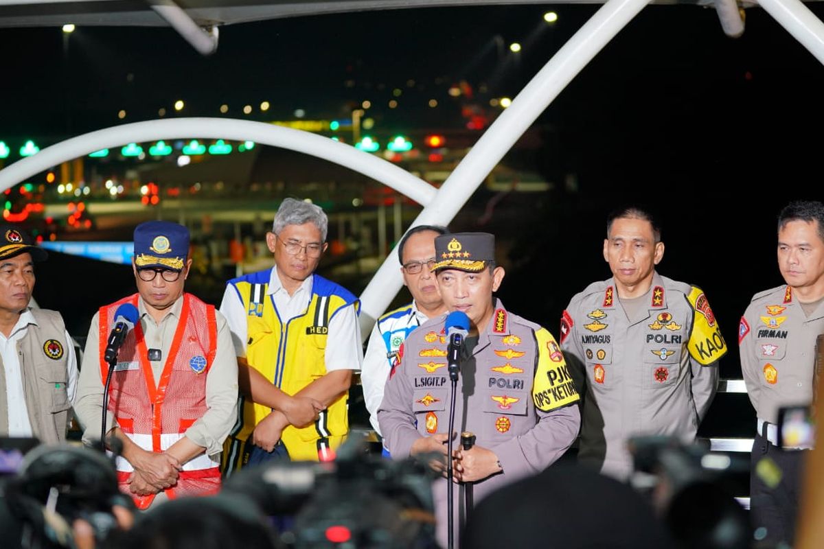 Kapolri Jenderal Listyo Sigit Prabowo usai meninjau Tol Cikampek Km 70 pada Kamis (21/4/2023).