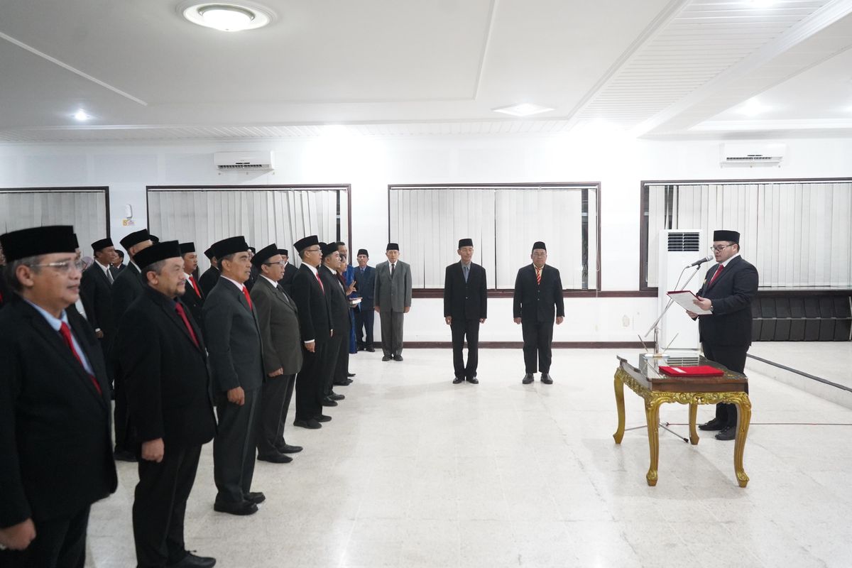 Bupati Kediri Hanindhito Himawan Pramana merombakan pejabat struktural dan fungsional di lingkung Pemerintah Kabupaten (Pemkab) Kediri.