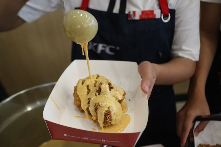 Gerai makanan cepat saji, Kentucky Fried Chicken (KFC) Indonesia kembali merilis hidangan unik terbaru yaitu KFC Salted Egg. Hidangan tersebut merupakan inovasi ayam hot & crispy khas KFC dengan tambahan baluran saus telur asin.