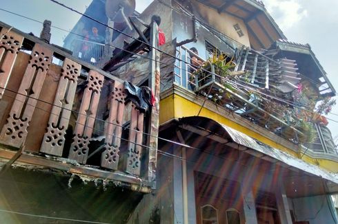 Tiga Rumah di Duren Sawit Terbakar, Tersambar Api dari Kabel Tiang Listrik yang Korsleting
