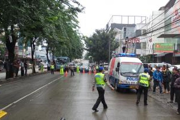 Olah tempat kejadian perkara (TKP) tabrakan maut di Jalan Arteri Pondok Indah, Kebayoran Lama, Jakarta Selatan, Rabu (22/1/2015)