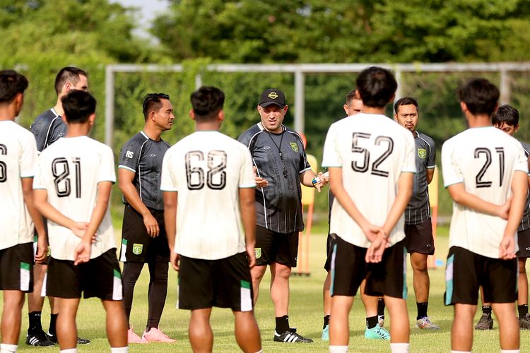 Pelatih baru Persebaya Surabaya, Bernardo Tavares saat memimpin latihan perdana bersama tim di Lapangan ABC Komplek Stadion Gelora Bung Tomo Surabaya, Selasa (6/1/2026) sore.