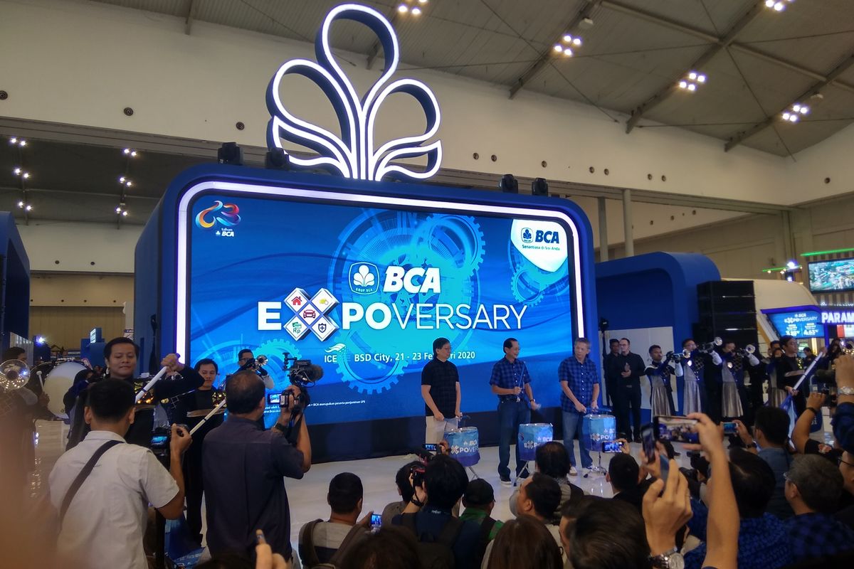 Presiden Direktur BCA Jahja Setiatmadja bersama staf BCA membuka acaraBCA Exposervasary 2020 di ICE BSD, Jumat (21/2/2020). 