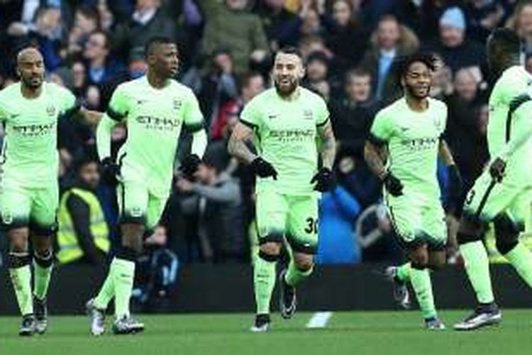 Para pemain Manchester City merayakan gol ke gawang Aston Villa, pada laga putaran keempat Piala FA di Stadion Villa Park, Sabtu (30/1/2016).