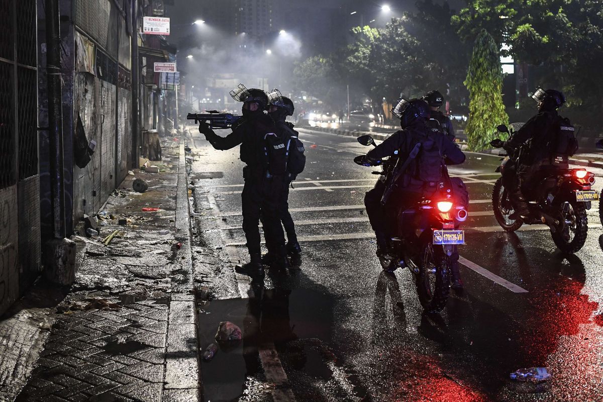 Sejumlah personel Brimob Polri berusaha membubarkan pengunjuk rasa saat terjadinya kericuhan di kawasan Pejompongan, Jakarta, Senin (11/4/2022).