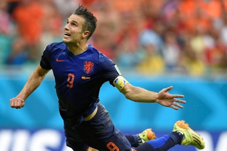 Striker Belanda, Robin van Persie, saat menyundul bola yang berujung gol ke gawang Spanyol pada pertandingan perdana Grup B Piala Dunia 2014 di Arena Fonte Nova, Salvador, Jumat atau Sabtu (14/6/2014) dini hari WIB. Belanda menang 5-1 pada laga tersebut. 
