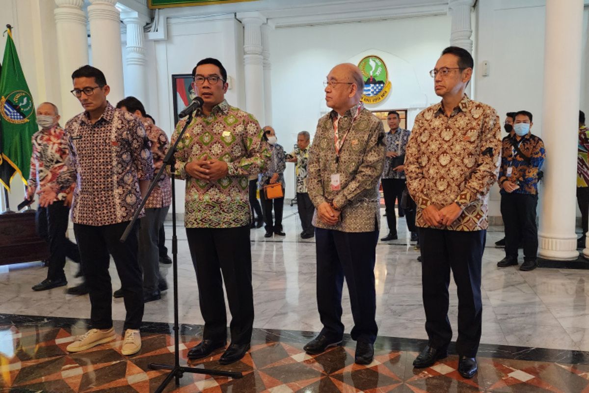 Gubernur Jawa Barat Ridwan Kamil saat melakukan konferensi pers dalam acara Kongres Pemerintah Daerah (Pemda) se-Asia Timur atau East Asia Local and Regional Government Congress (EALRGC) ke-11 tahun 2022 di Gedung Sate, Kota Bandung, Jawa Barat, Rabu (23/11/2022).