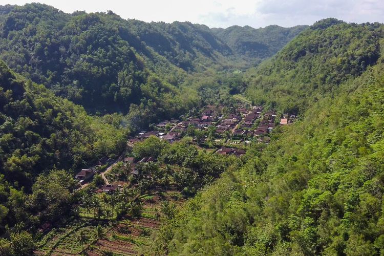 Padukuhan Wotawati di Dasar Lembah Bengawan Solo Purba.