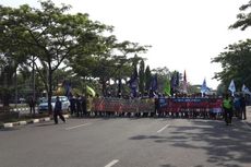Di KBN, Massa Buruh Jemput Temannya untuk Demo
