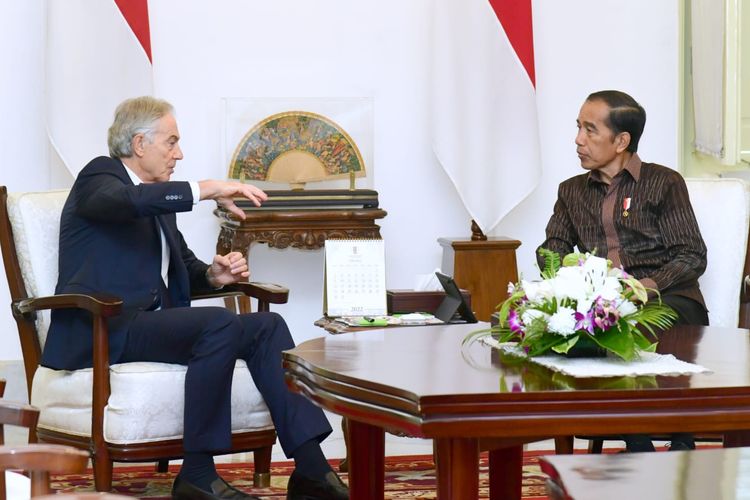 Tony Blair saat bertemu Presiden Joko Widodo di Istana Merdeka, Rabu (19/10/2022) siang.