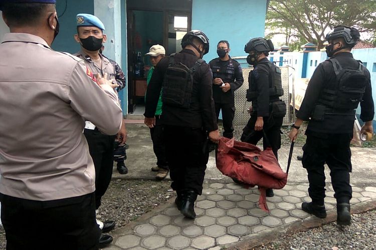 Tim Jibom Polda Jatim memindahkan dua mortir yang ditemukan warga Kecamatan Wonotirto, Kabupaten Blitar di dua lokasi yang berbeda, Minggu (30/1/2022)