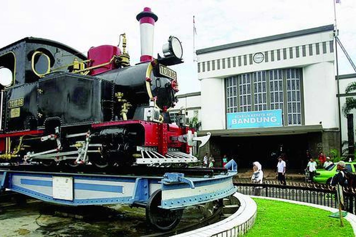 Stasiun Kota Bandung, Jawa Barat, tampak depan pada Selasa (14/9). Stasiun Bandung setiap harinya melayani rute Bandung-Jakarta, Surabaya, Yogyakarta, Solo, dan Semarang untuk kelas eksekutif, bisnis, dan kereta komuter.