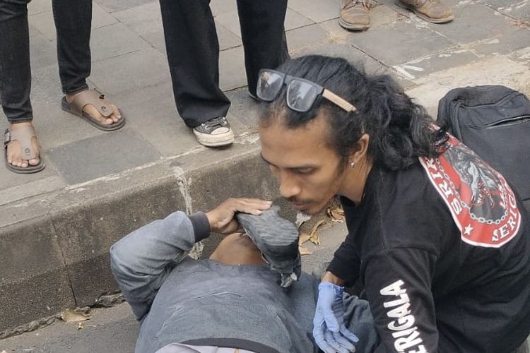 Pemotor Terlindas Bus Transjakarta di Jaksel Usai Gagal Nyalip, Kaki Korban Terluka