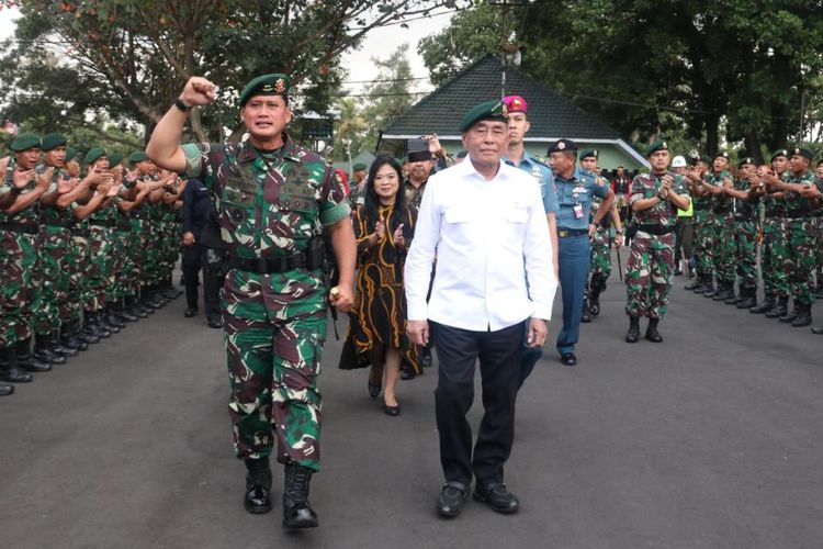 Menteri Pertahanan (Menhan) RI Jenderal TNI (Purn) Ryamizard Ryacudu (memakai kemeja putih) saat melakukan kunjungan kerja ke Divisi Infanteri (Divif) 2 Kostrad, Singosari, Malang, Jawa Timur, Jumat (23/8/2019). 