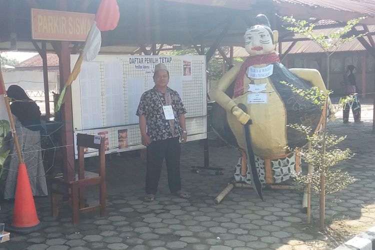 TPS 11 Desa Protomulyo Kaliwungu Kendal Jawa Tengah, yang diberi patung Semar.